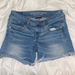 American Eagle Outfitters super super stretch size 4 midi jean shorts med wash